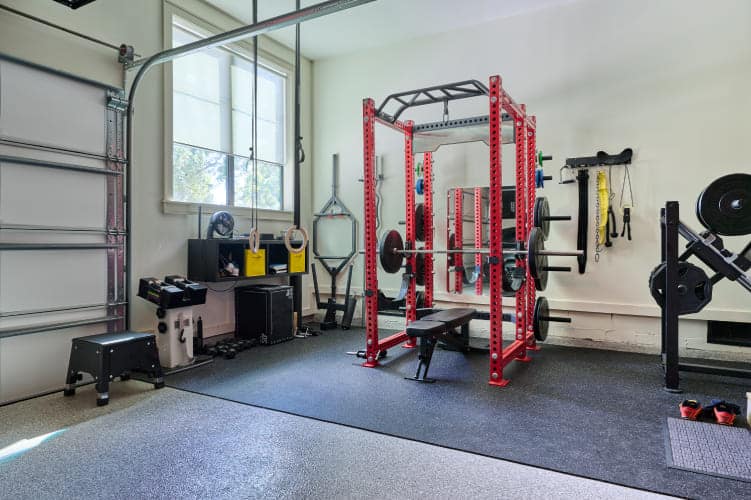 Power rack on monipuolinen teline kyykkyyn ja muihin liikkeisiin